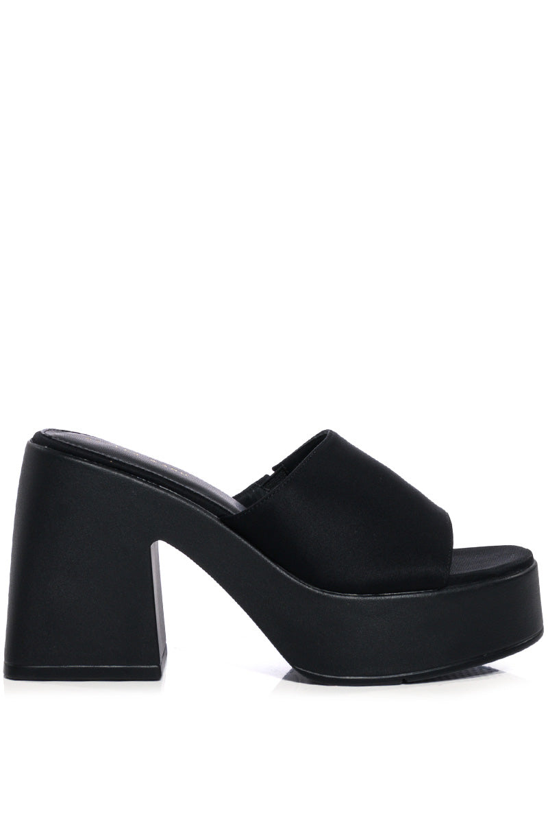 AZALEA WANG MILTON CLOG SANDAL IN BLACK