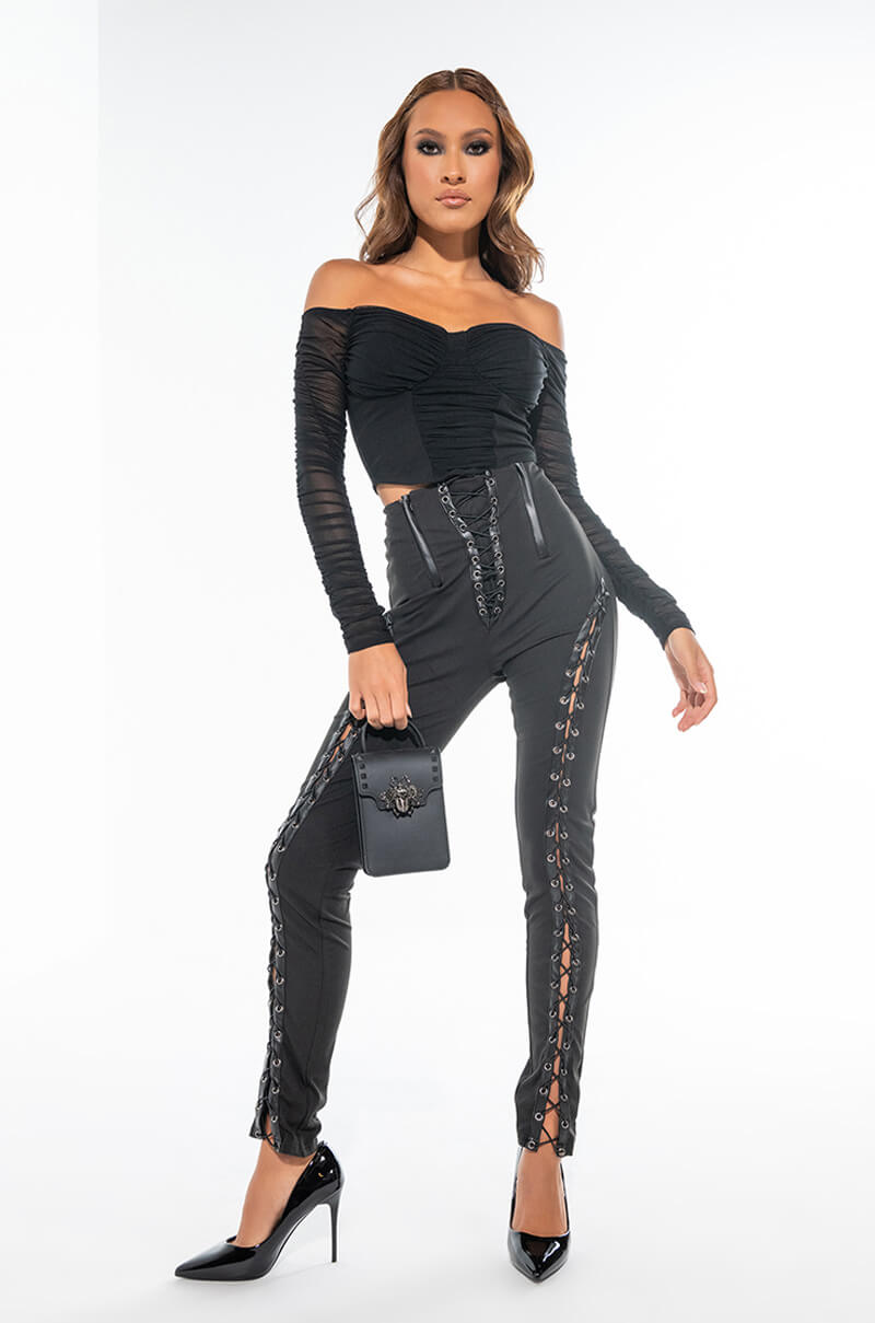 fOLLOWING THE CURVES LACE UP LEGGING