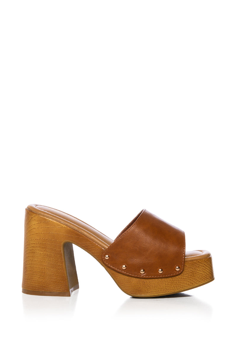 GROOVY CHUNKY PLATFORM SANDAL IN TAN