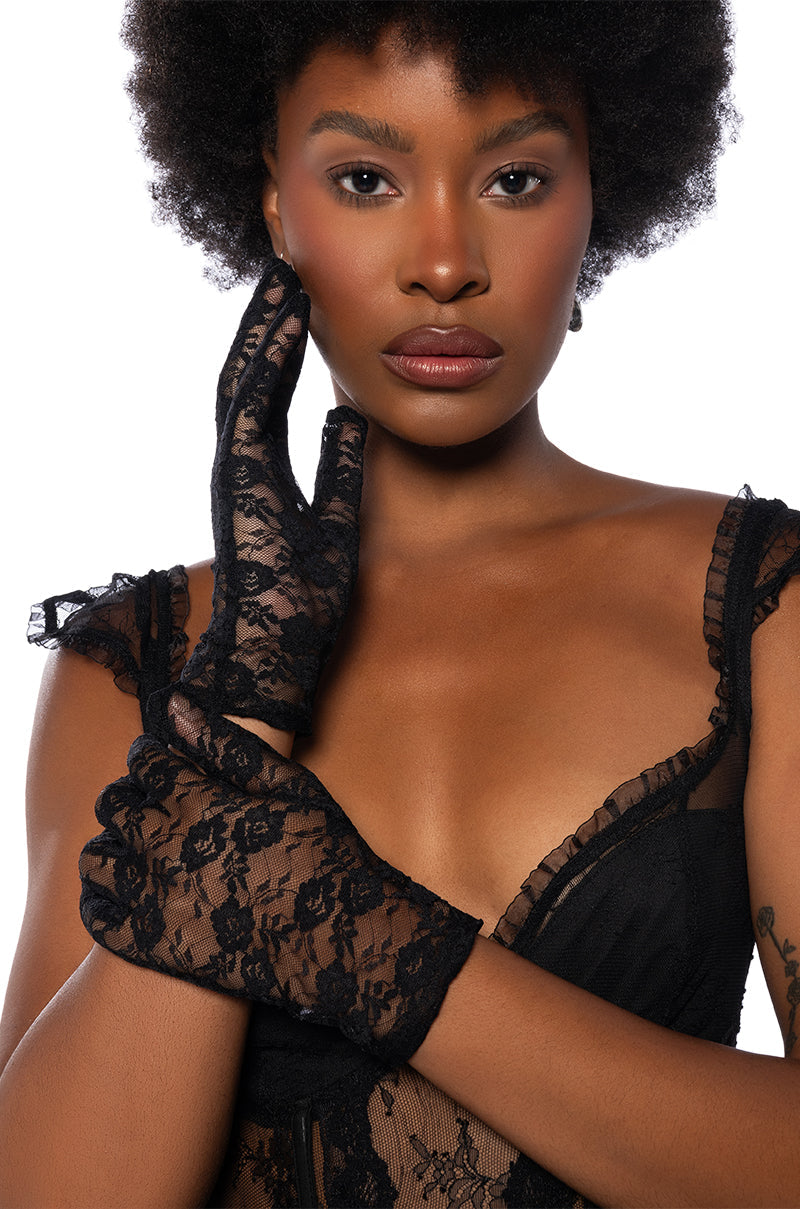 INVITE TO THE PARTY SHORT LACE GLOVES