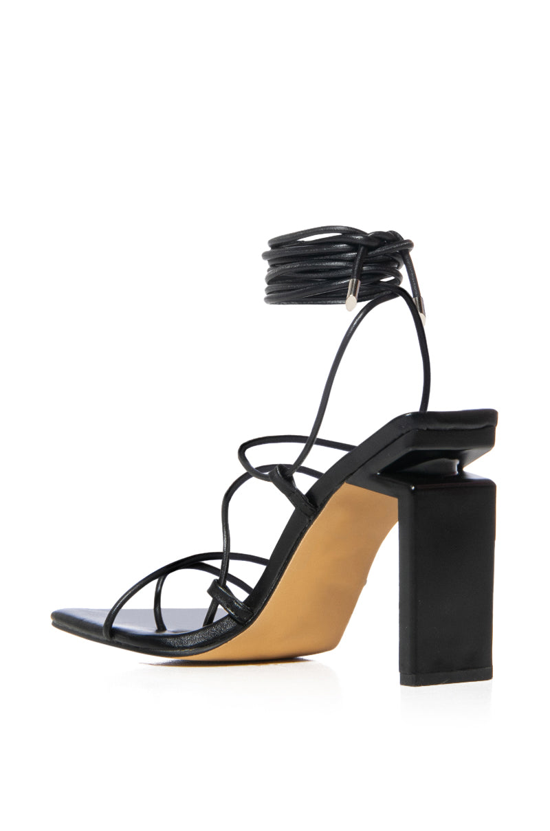 LACED BLACK CHUNKY SANDAL