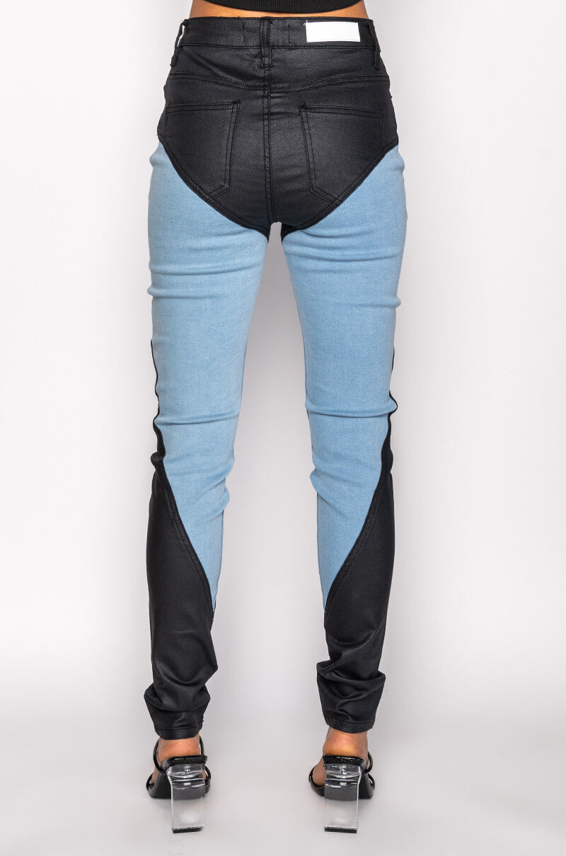 THE WAY SHE MOVES SKINNY JEANS