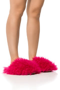 FURRY FUR SLIPPERS IN FUCHSIA